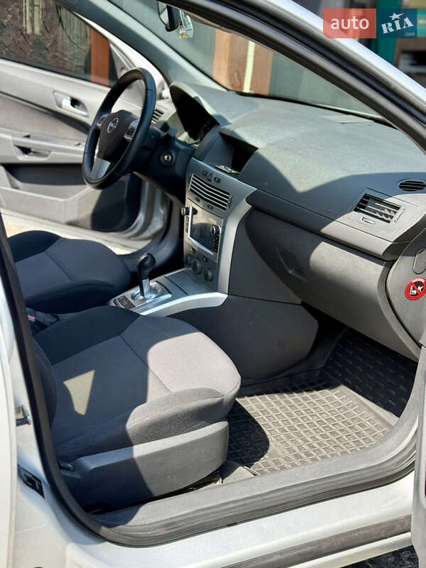 Хэтчбек Opel Astra 2013 в Киеве