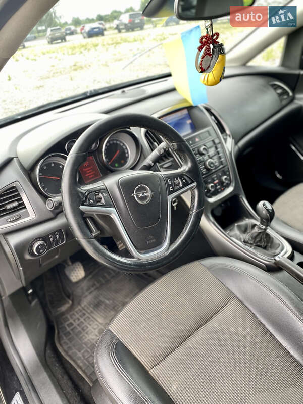 Універсал Opel Astra 2011 в Новояворівську