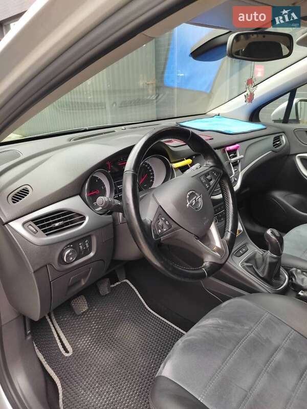 Универсал Opel Astra 2018 в Новояворовске