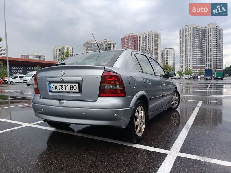 Хэтчбек Opel Astra 2004 в 