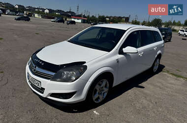 Універсал Opel Astra 2010 в Рівному