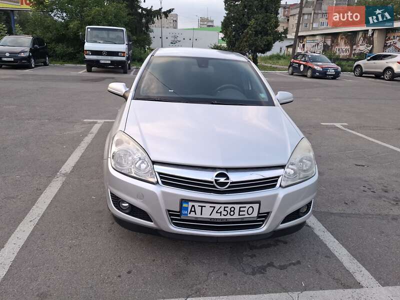 Хэтчбек Opel Astra 2008 в 