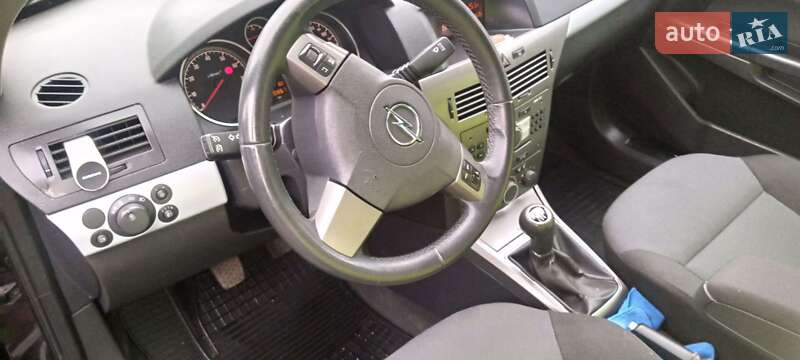 Универсал Opel Astra 2006 в Карловке