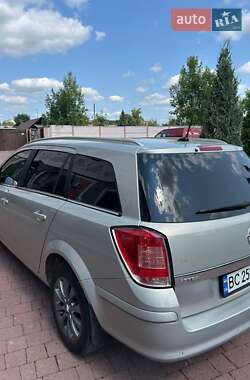 Универсал Opel Astra 2010 в 