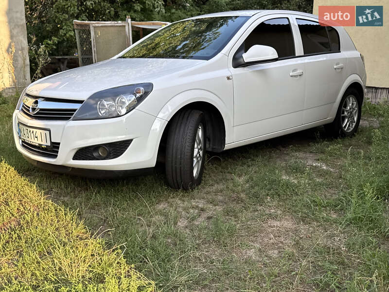 Хэтчбек Opel Astra 2012 в Черновцах