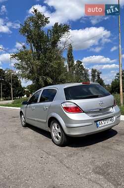Хэтчбек Opel Astra 2005 в 