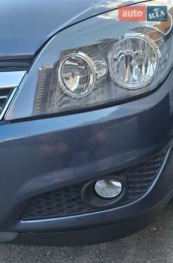 Хетчбек Opel Astra 2011 в 