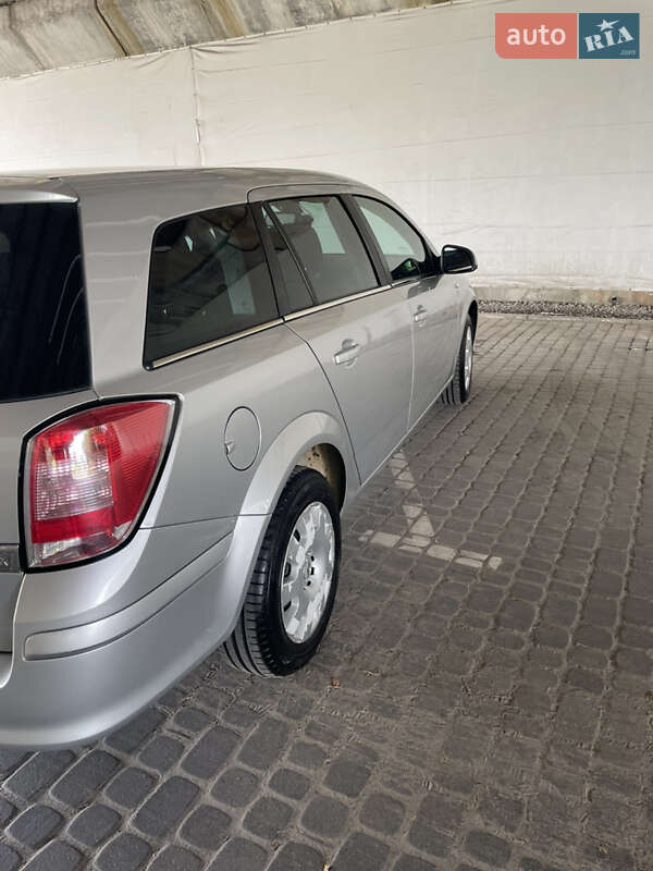 Універсал Opel Astra 2010 в Львові