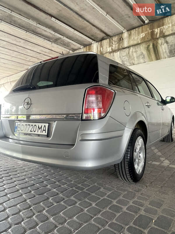 Універсал Opel Astra 2010 в Львові