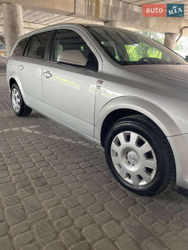 Універсал Opel Astra 2010 в Львові