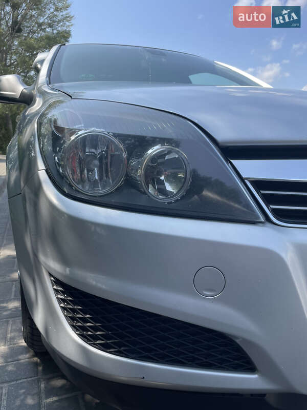 Універсал Opel Astra 2010 в Львові