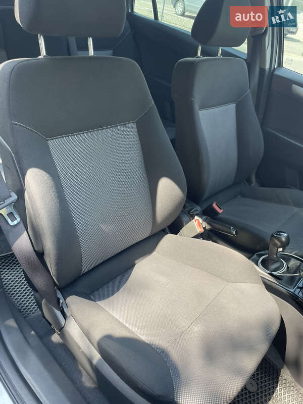 Універсал Opel Astra 2010 в Львові