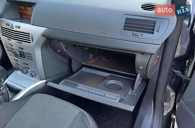 Седан Opel Astra 2013 в 