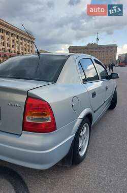 Седан Opel Astra 2004 в 