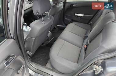 Седан Opel Astra 2012 в 