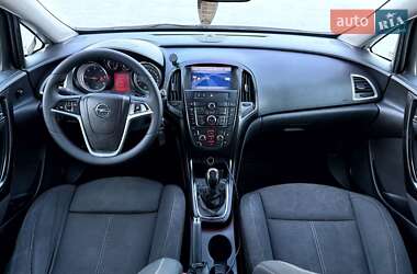 Универсал Opel Astra 2012 в 