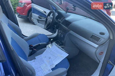 Хэтчбек Opel Astra 2005 в 
