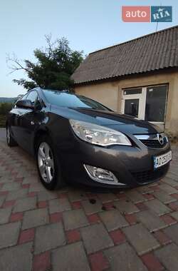 Универсал Opel Astra 2012 в Хусте