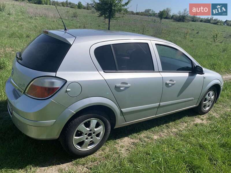 Хэтчбек Opel Astra 2004 в Березане