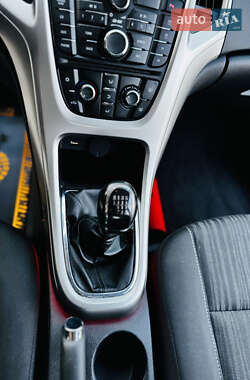 Универсал Opel Astra 2012 в 