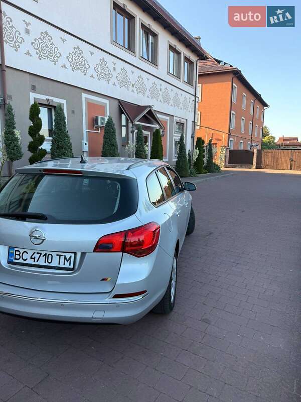 Универсал Opel Astra 2013 в Стрые