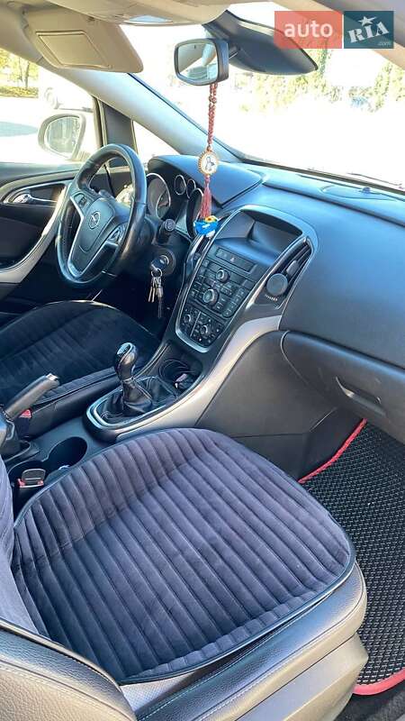 Универсал Opel Astra 2012 в 