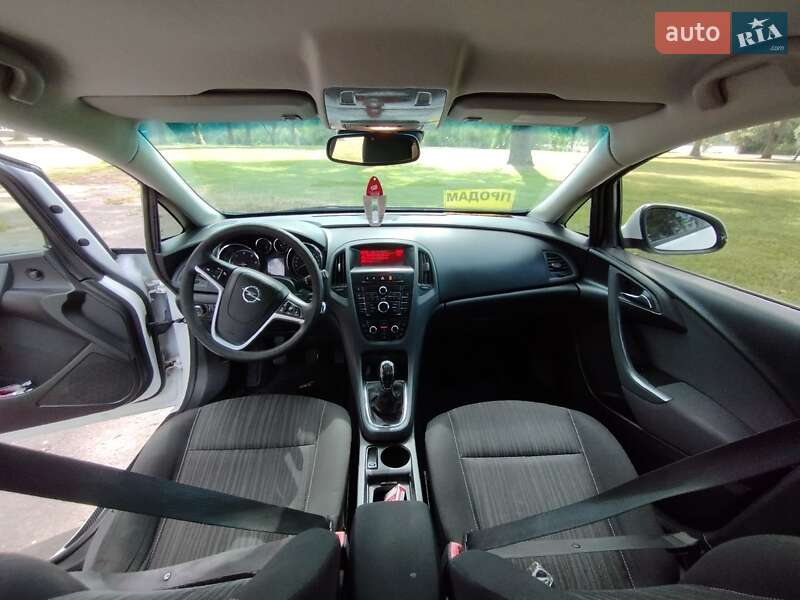 Универсал Opel Astra 2012 в Теофиполе