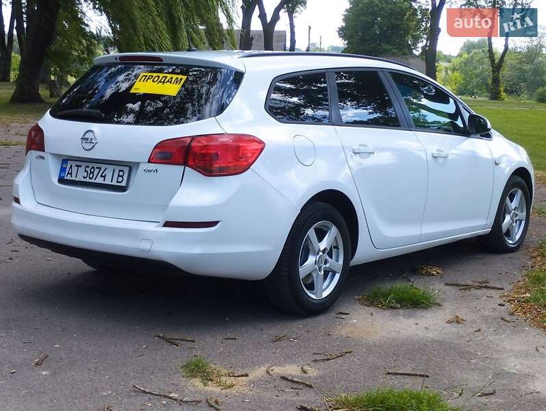 Универсал Opel Astra 2012 в Теофиполе