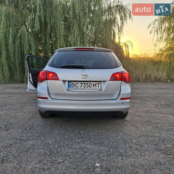 Универсал Opel Astra 2013 в Львове