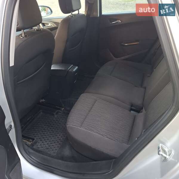 Универсал Opel Astra 2013 в Львове