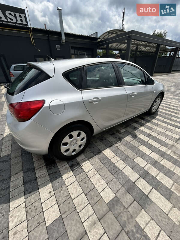 Хэтчбек Opel Astra 2011 в Львове