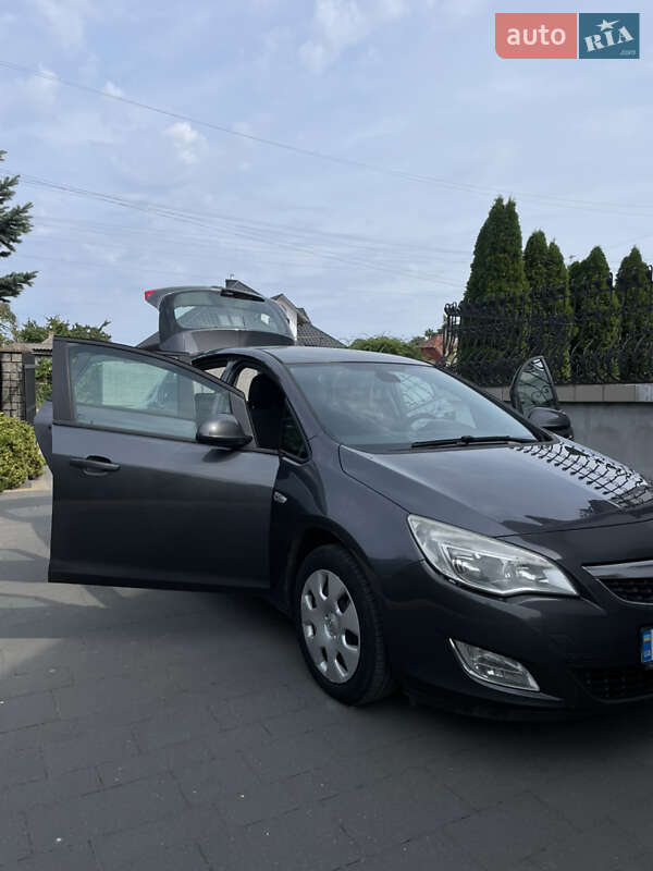 Хэтчбек Opel Astra 2012 в Киеве