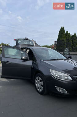 Хэтчбек Opel Astra 2012 в 