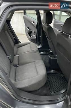 Хэтчбек Opel Astra 2012 в 