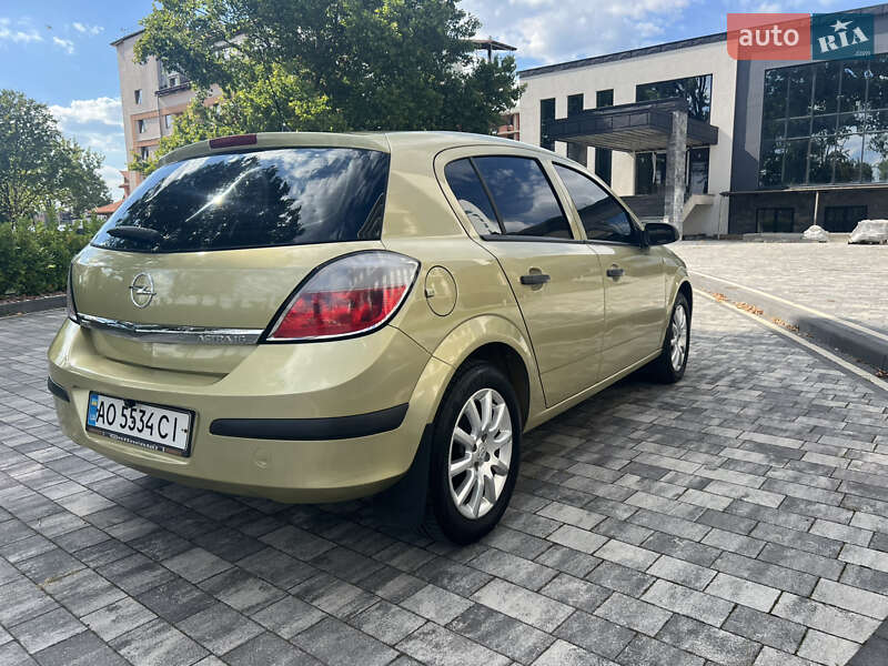 Хэтчбек Opel Astra 2005 в Мукачево