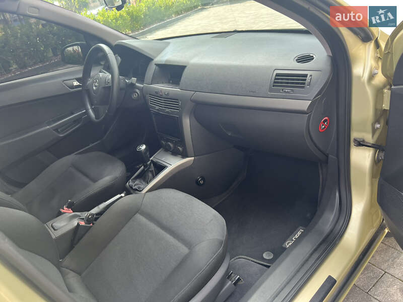 Хэтчбек Opel Astra 2005 в Мукачево