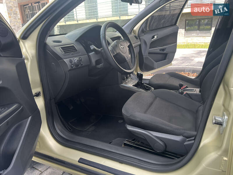 Хэтчбек Opel Astra 2005 в Мукачево