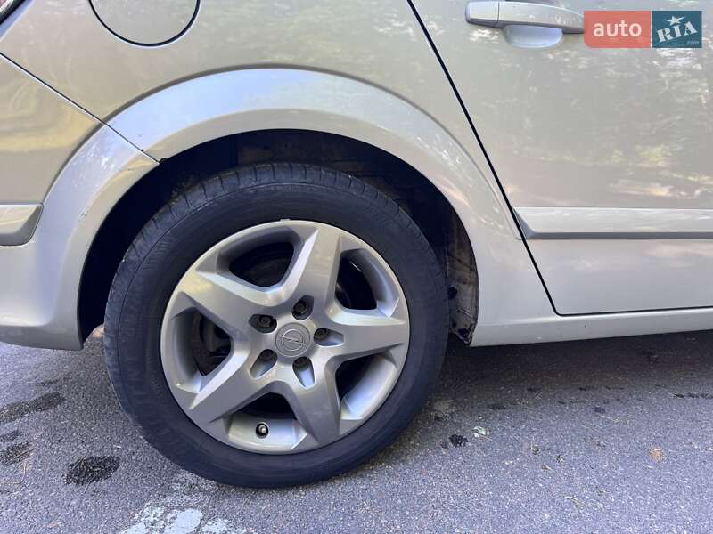 Хэтчбек Opel Astra 2007 в Житомире