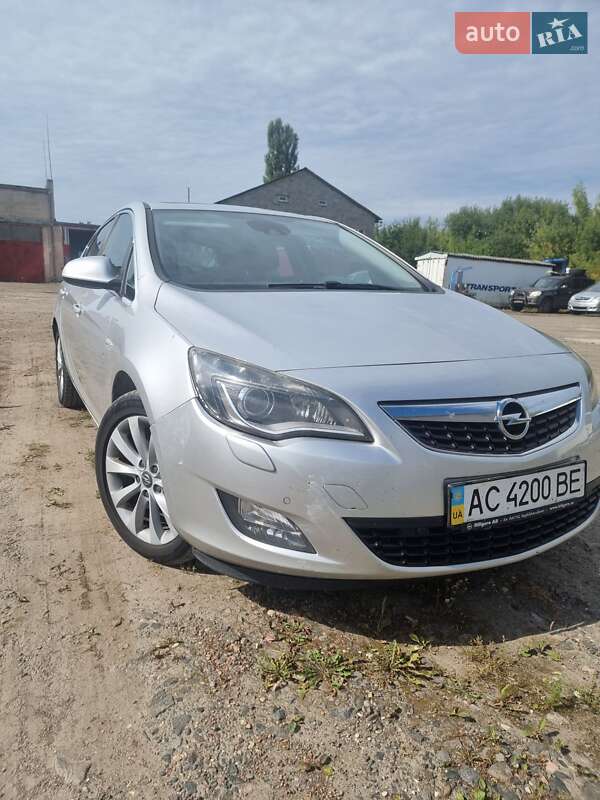 Хэтчбек Opel Astra 2011 в 