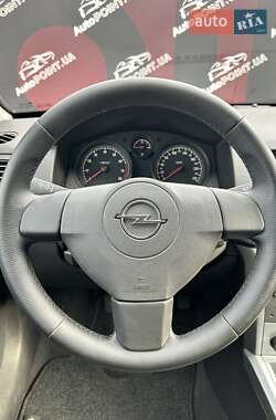 Хэтчбек Opel Astra 2012 в 