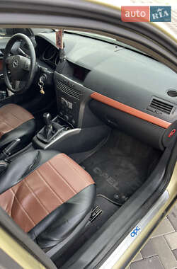 Хэтчбек Opel Astra 2005 в 