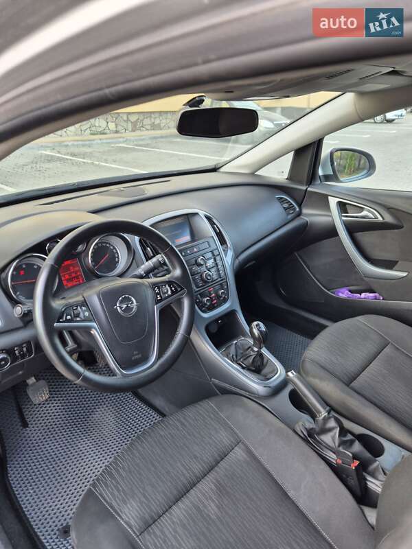 Універсал Opel Astra 2012 в Луцьку