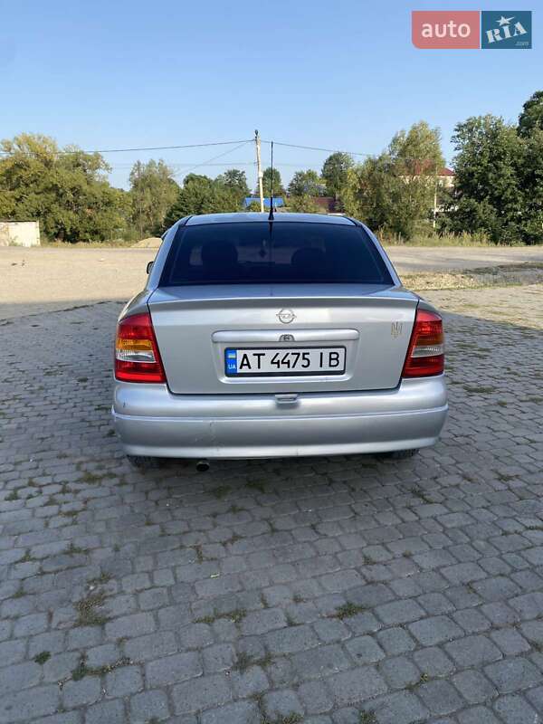 Седан Opel Astra 2000 в Надворной