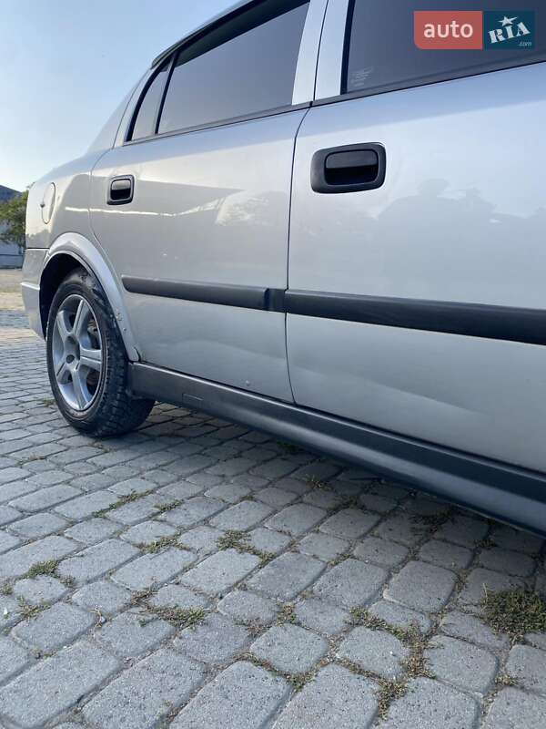 Седан Opel Astra 2000 в Надворной