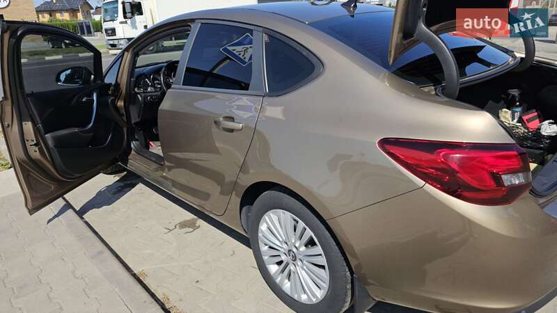 Opel Astra 2012