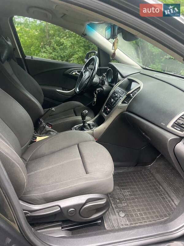 Универсал Opel Astra 2012 в Калуше