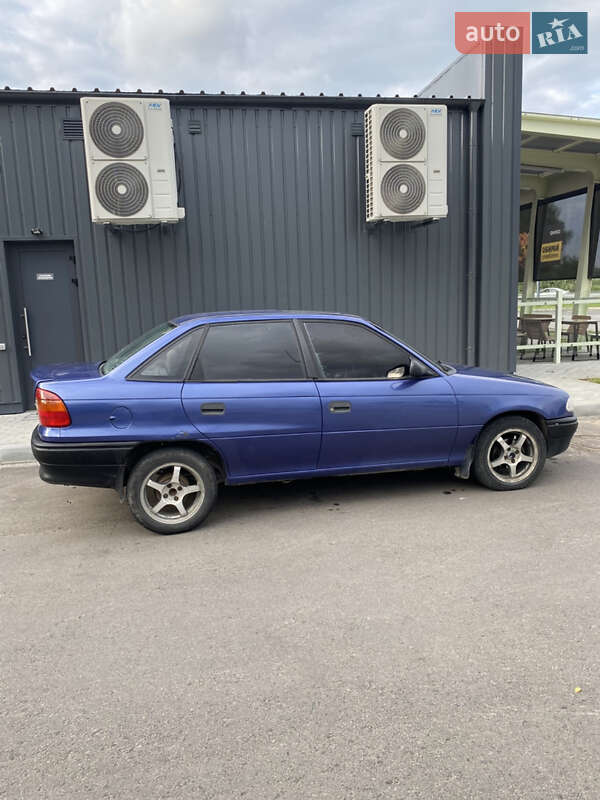 Седан Opel Astra 1992 в Жидачове