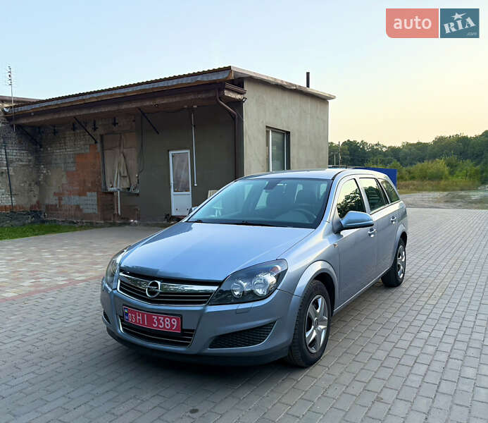 Універсал Opel Astra 2010 в Луцьку