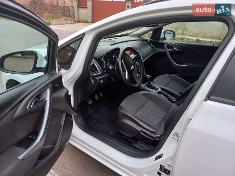 Универсал Opel Astra 2014 в Ужгороде