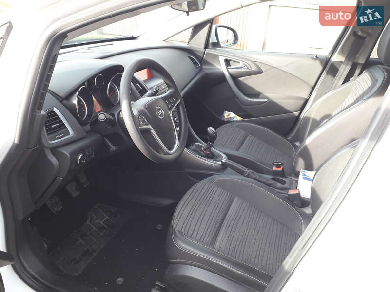 Универсал Opel Astra 2014 в Ужгороде